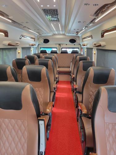 21 seater tempo