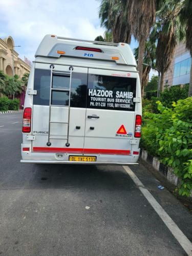 21 seater tempo