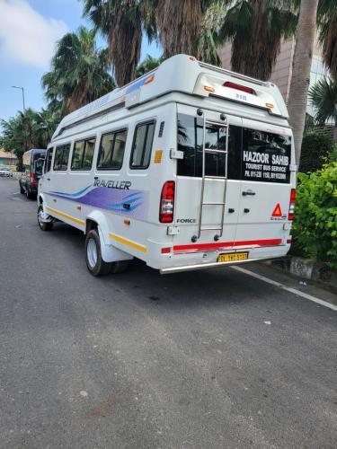 21 seater tempo