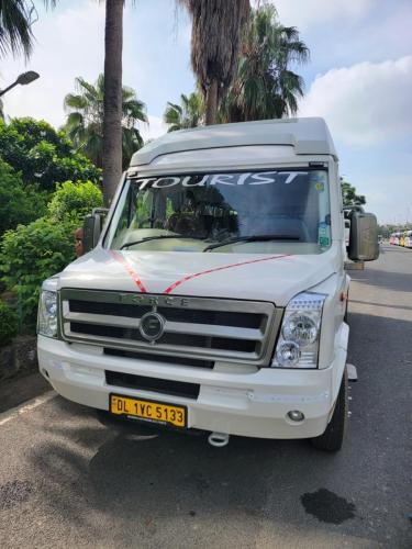 21 seater tempo